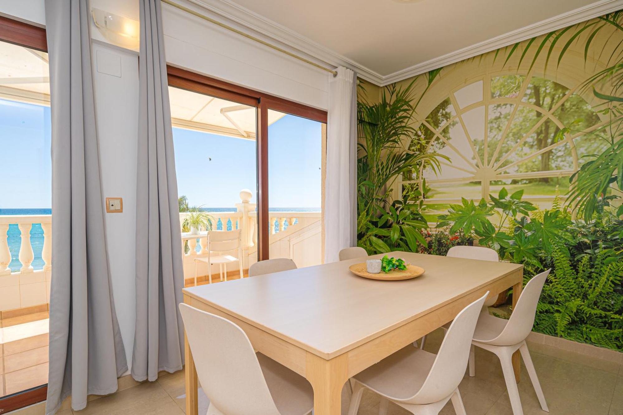 Front Line Apartment Jakarta 2 El Campello Ngoại thất bức ảnh