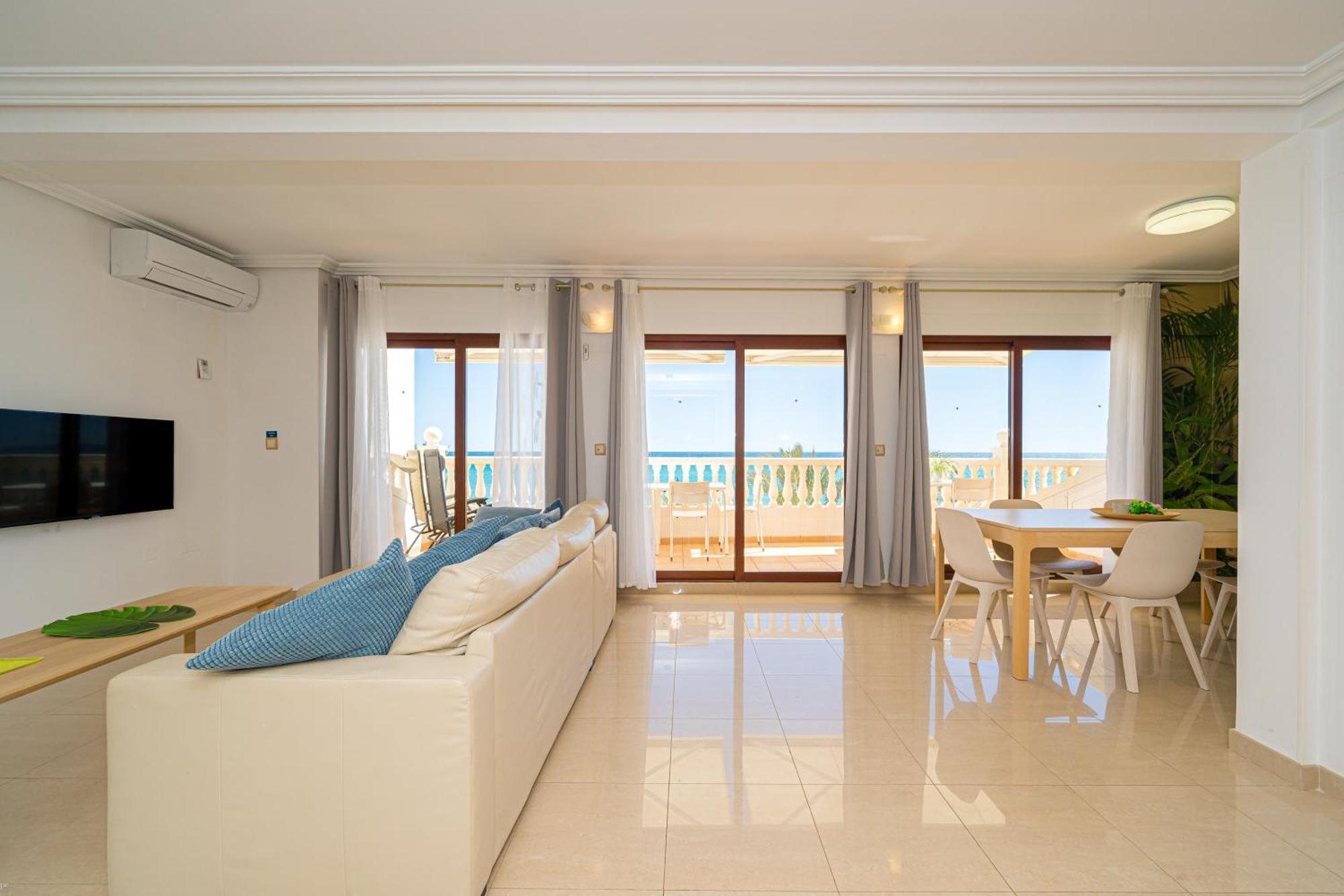 Front Line Apartment Jakarta 2 El Campello Ngoại thất bức ảnh